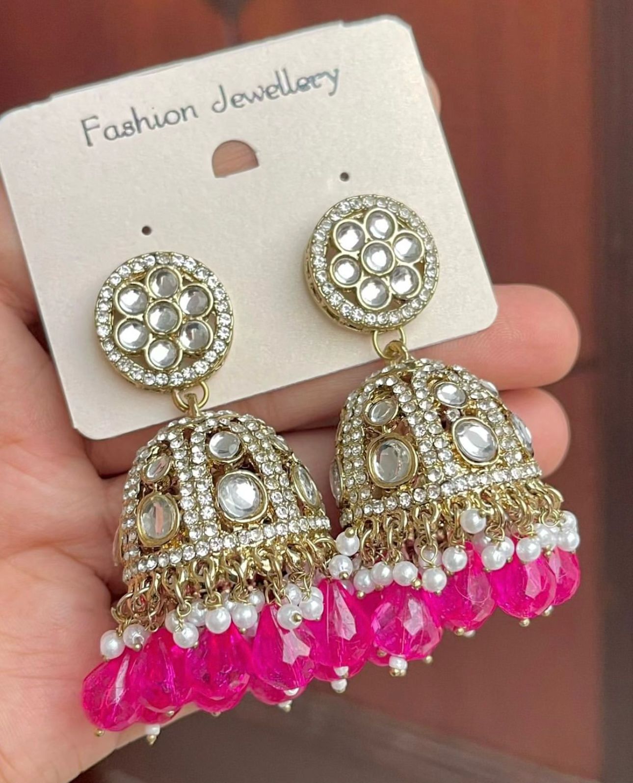 Vergoldete, kuppelförmige, mit Kundan-Nieten besetzte Jhumkas