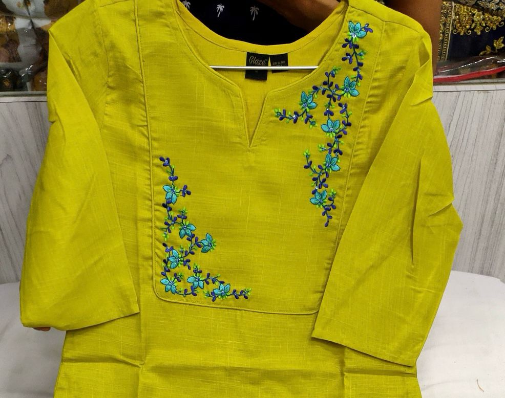 Kurta with round neck having Floral Embroidery