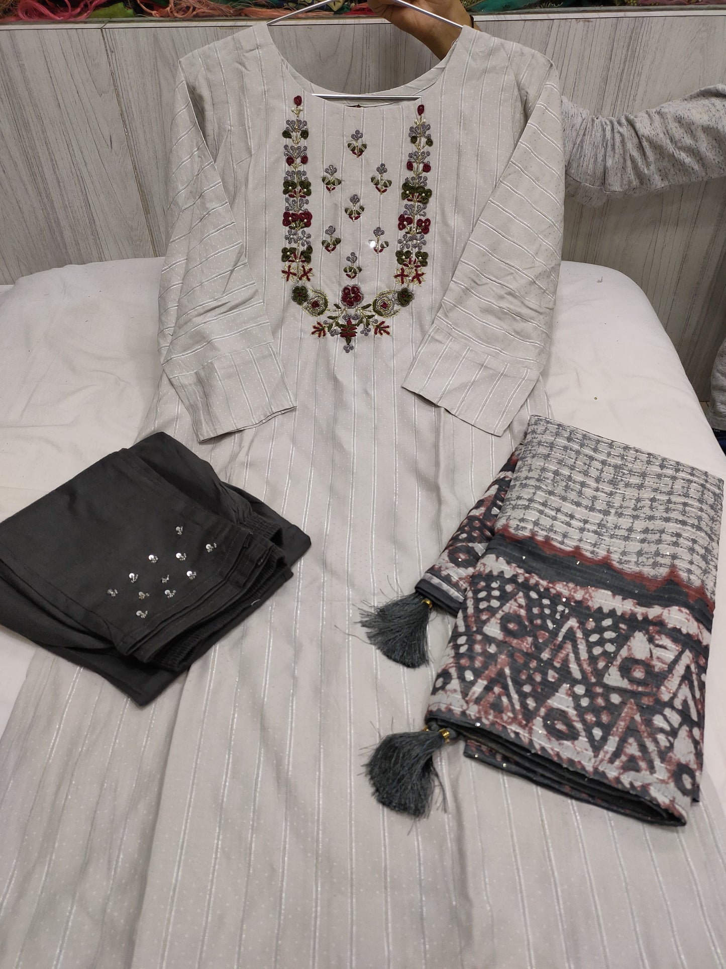 Chinon Weaving With Embroidery & Handwork With Full Inner Embroidery & Handwork