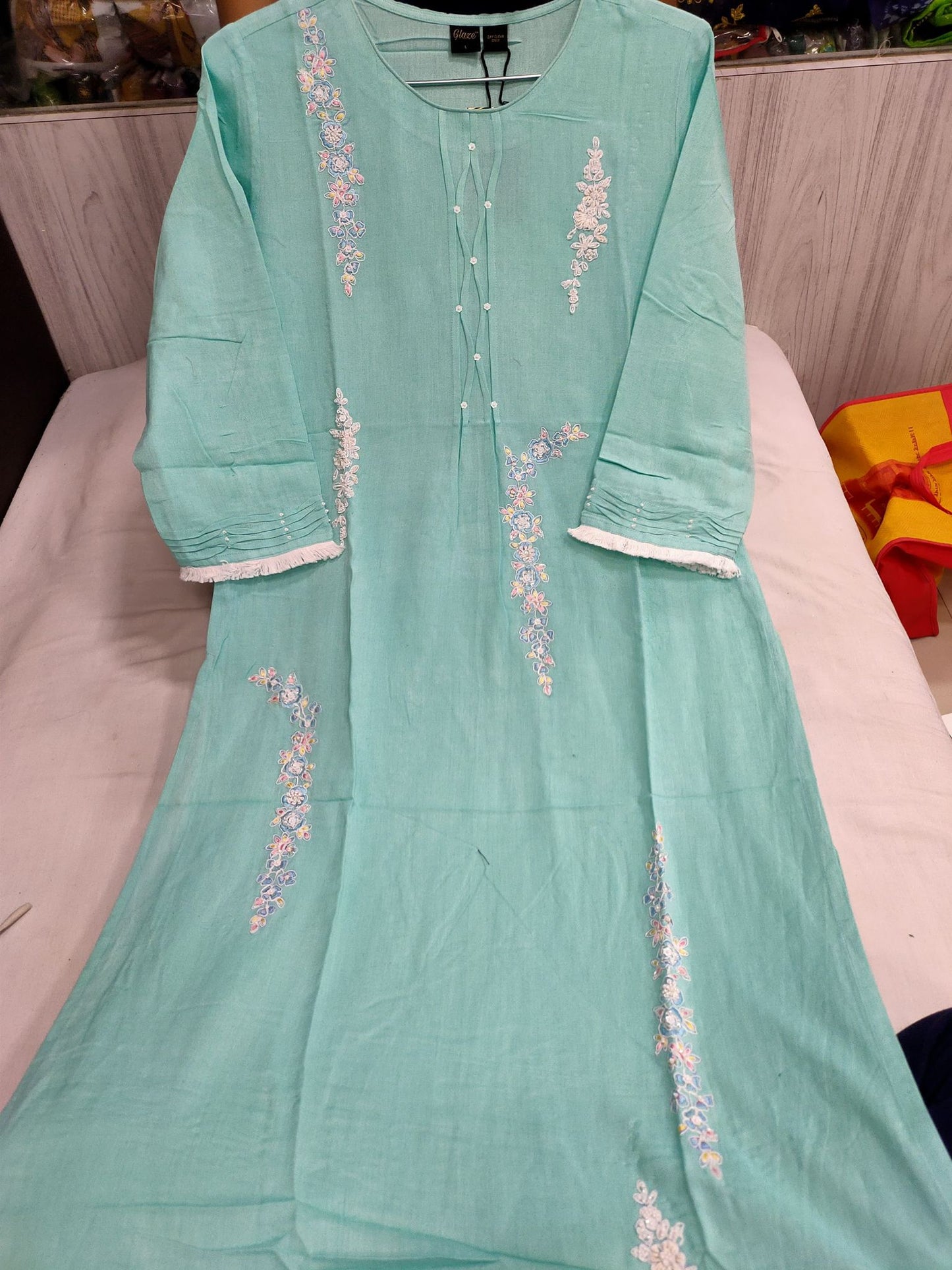 Kurta with round neck having Floral Embroidery