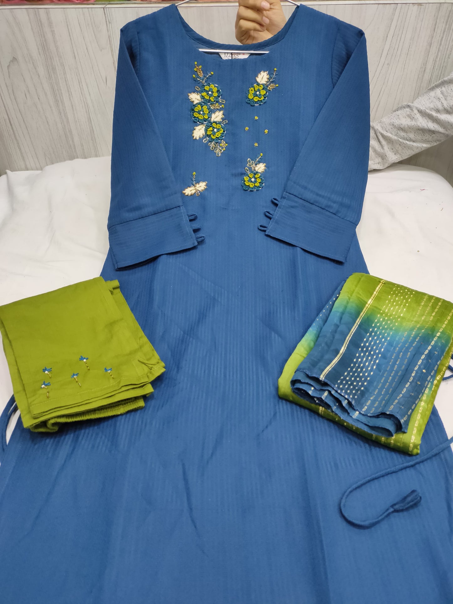 Chinon Weaving With Embroidery & Handwork With Full Inner Embroidery & Handwork