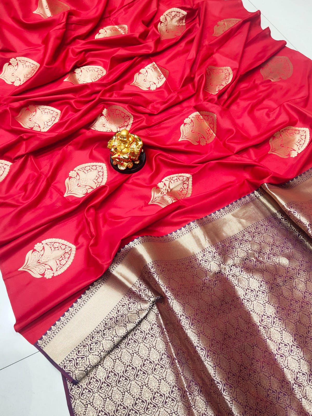SILK WITH WIVING GOLD ZARI