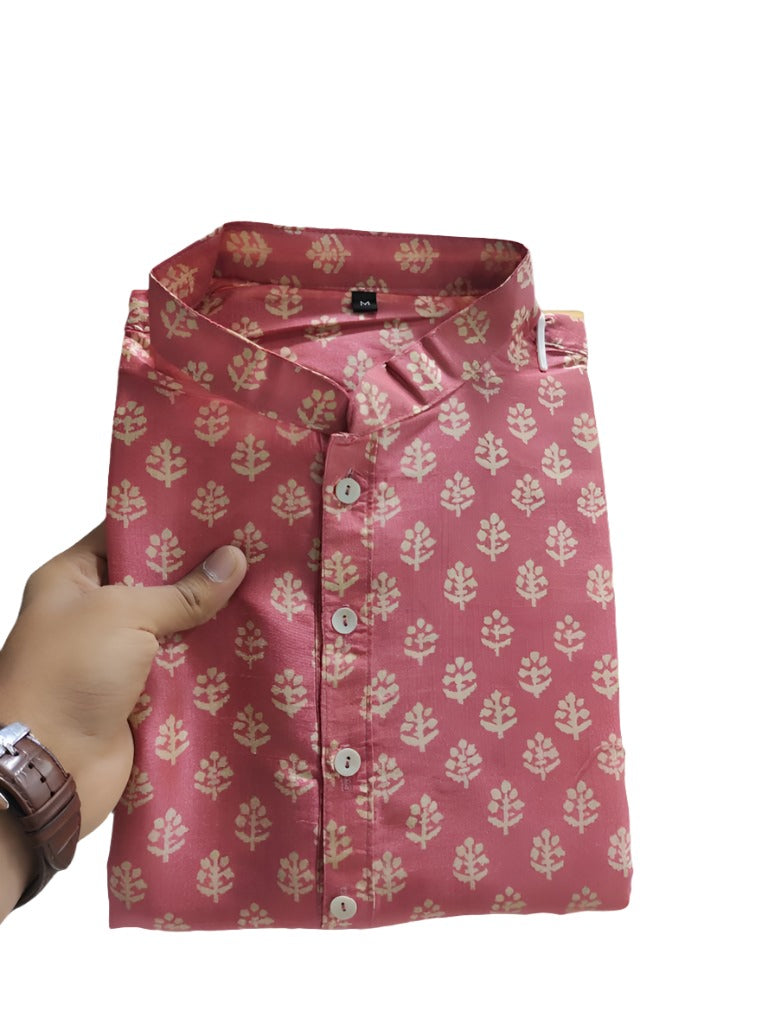 Herren tragen Kurta und Pyjama aus reiner Seide