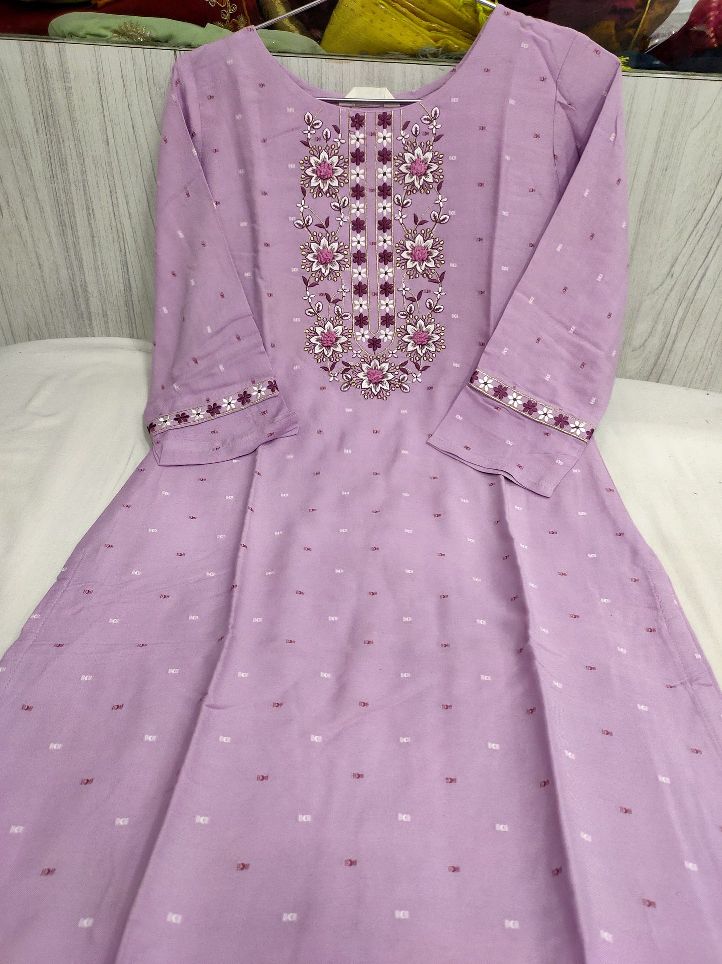 Handarbeit und Stickereien aus Baumwoll-Rayon-Kurti in München