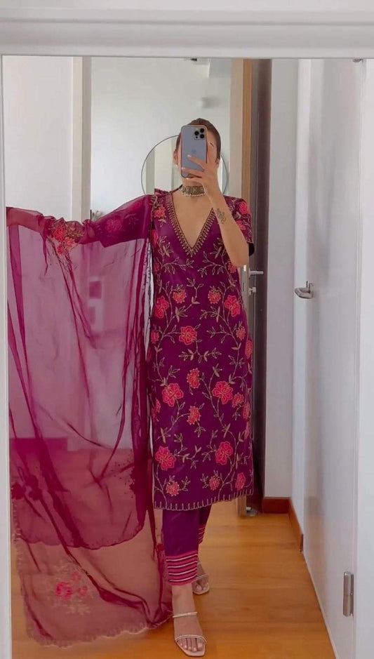 Pakistani Suit On heavy Organza Silk febric with inner and Thred with Sequence work