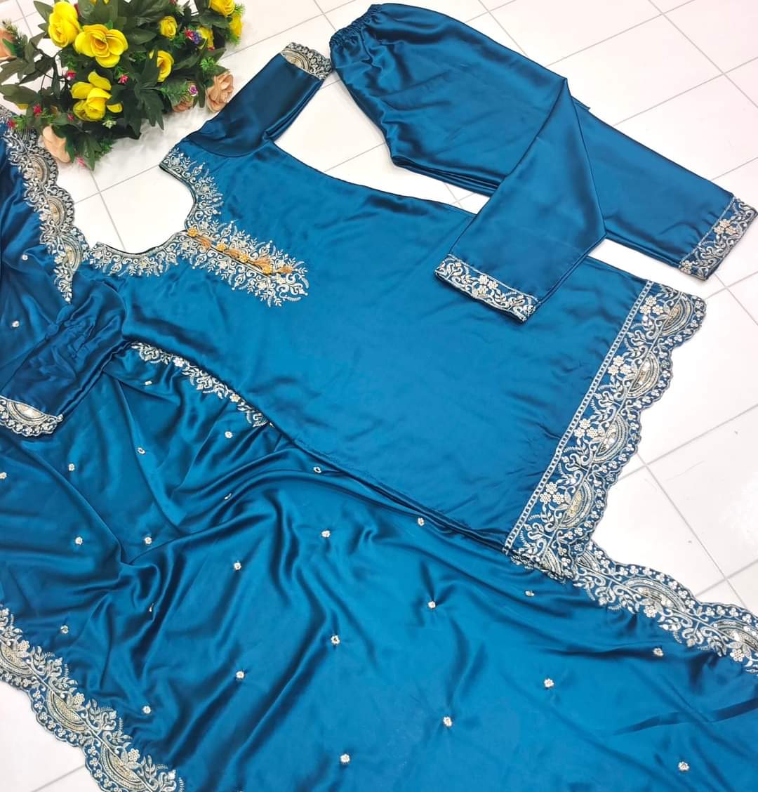 PRÄSENTATION DES NEUEN STITCHED-KOLLEKTIONSTOPS MIT PALZZO PENT DUPATTA-SET (pakistanischer Anzug)