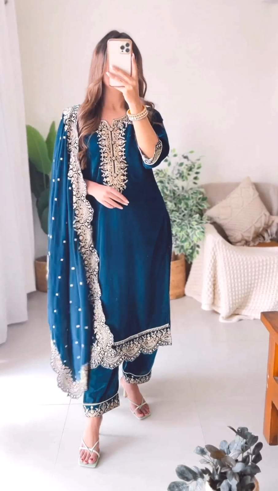 PRÄSENTATION DES NEUEN STITCHED-KOLLEKTIONSTOPS MIT PALZZO PENT DUPATTA-SET (pakistanischer Anzug)