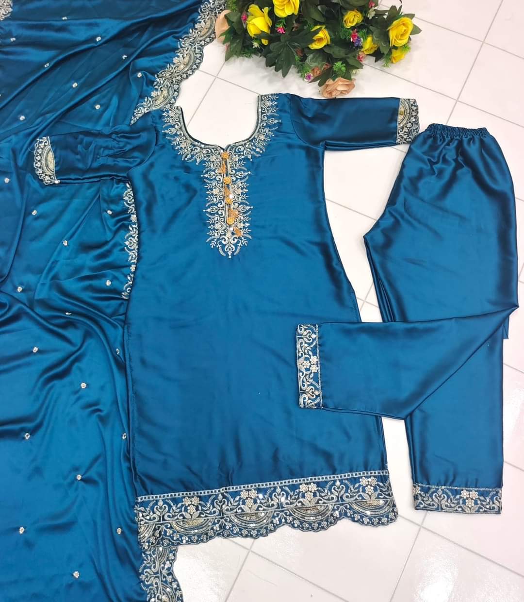 PRÄSENTATION DES NEUEN STITCHED-KOLLEKTIONSTOPS MIT PALZZO PENT DUPATTA-SET (pakistanischer Anzug)