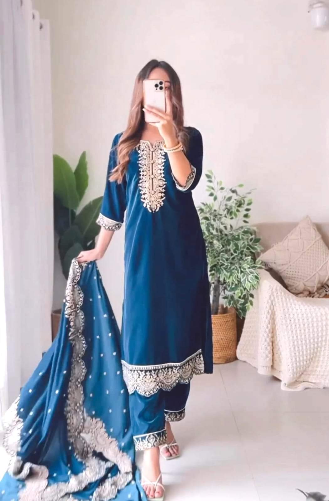 PRÄSENTATION DES NEUEN STITCHED-KOLLEKTIONSTOPS MIT PALZZO PENT DUPATTA-SET (pakistanischer Anzug)