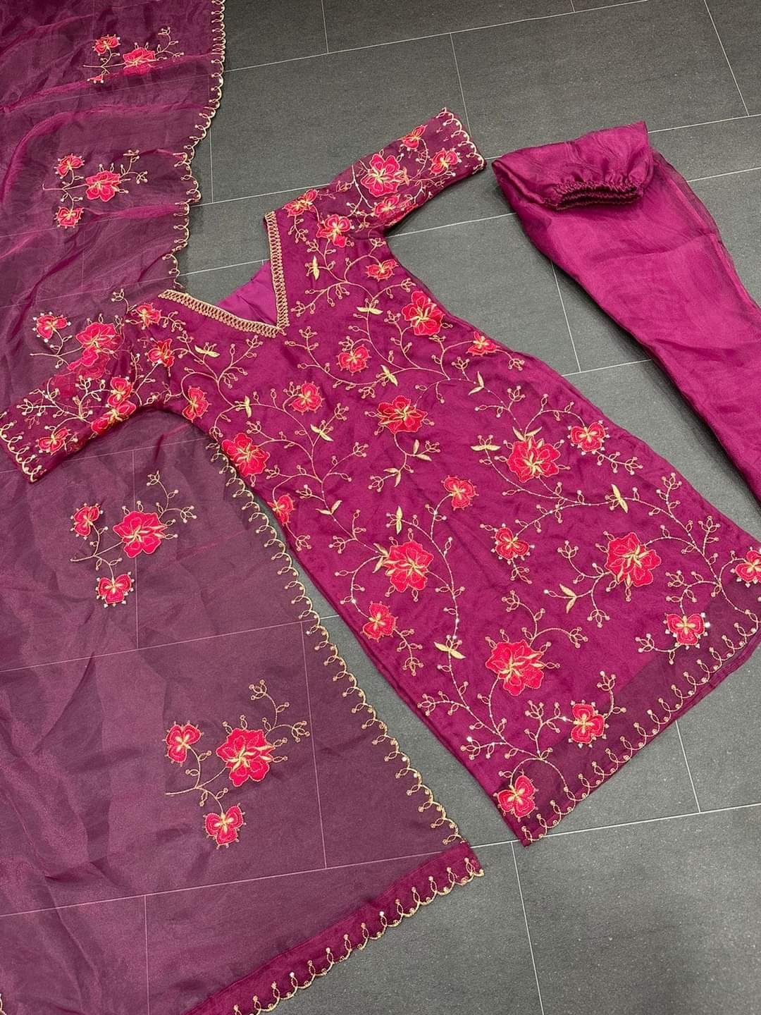 Pakistani Suit On heavy Organza Silk febric with inner and Thred with Sequence work