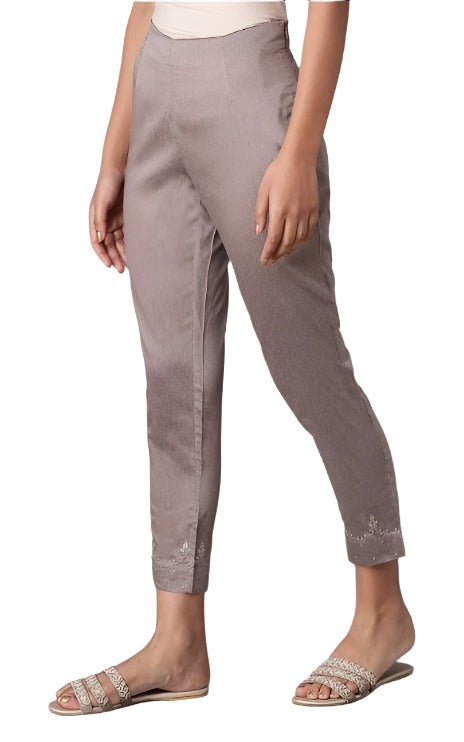 Pink Solid Slim Pants in Germany