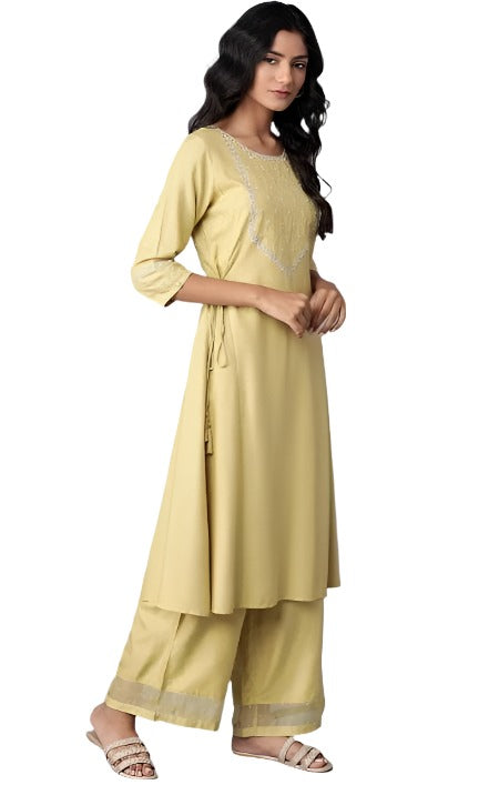 Green Solid Panelled A-line kurta in Berlin