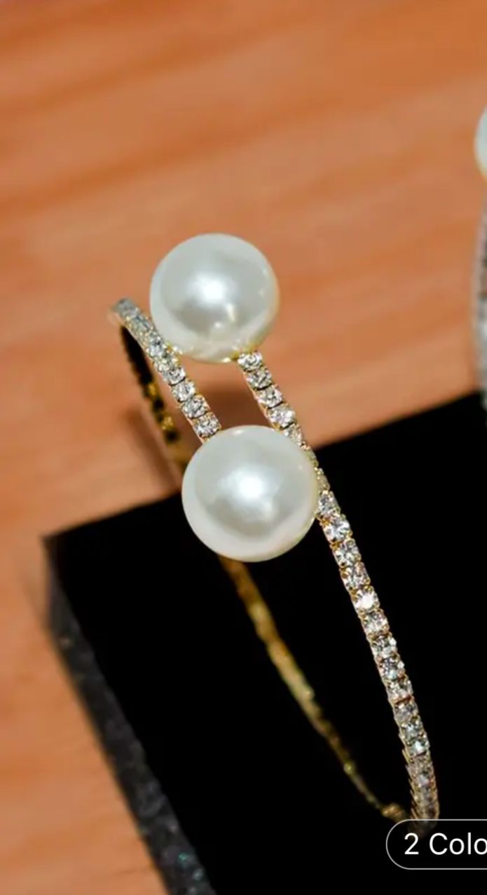 Trendy Rhinestone Gold Plated Pearl Bracelets in Berlin