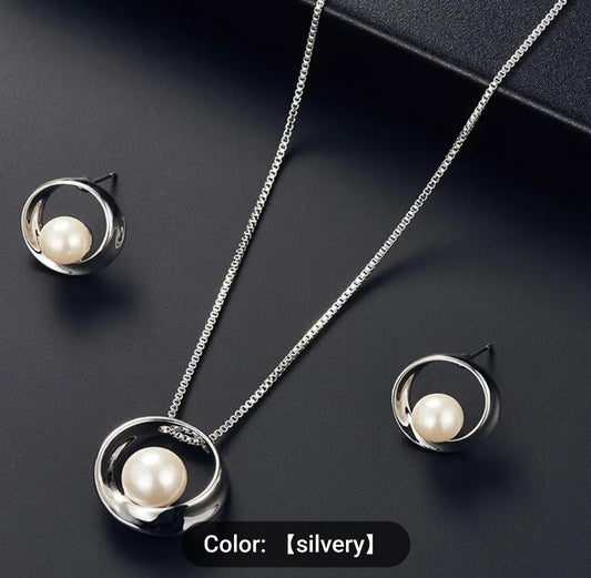Round Pearl Pendant Necklace in Berlin