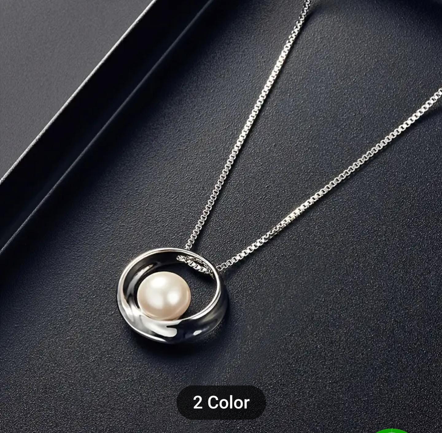 Round Pearl Pendant Necklace in Berlin