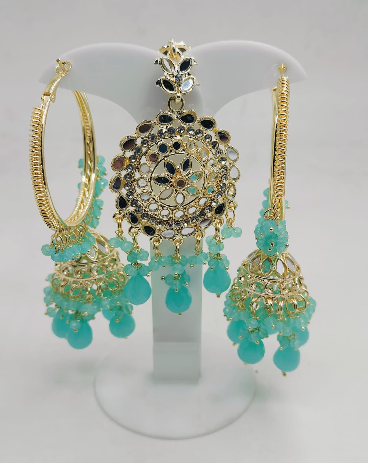 TRENDY WEAR EARRINGS AND MANGTIKKA in Munich