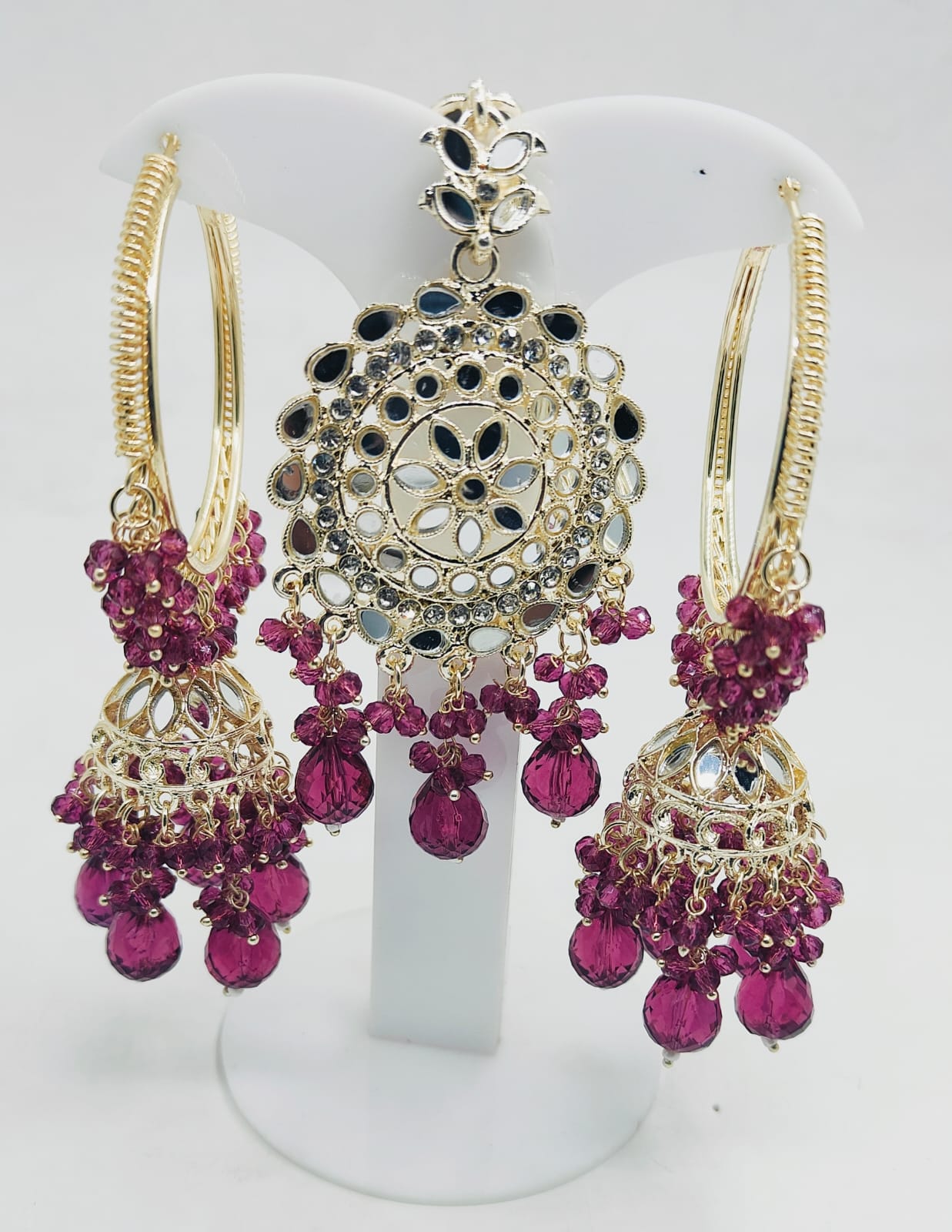 TRENDY WEAR EARRINGS AND MANGTIKKA in Munich