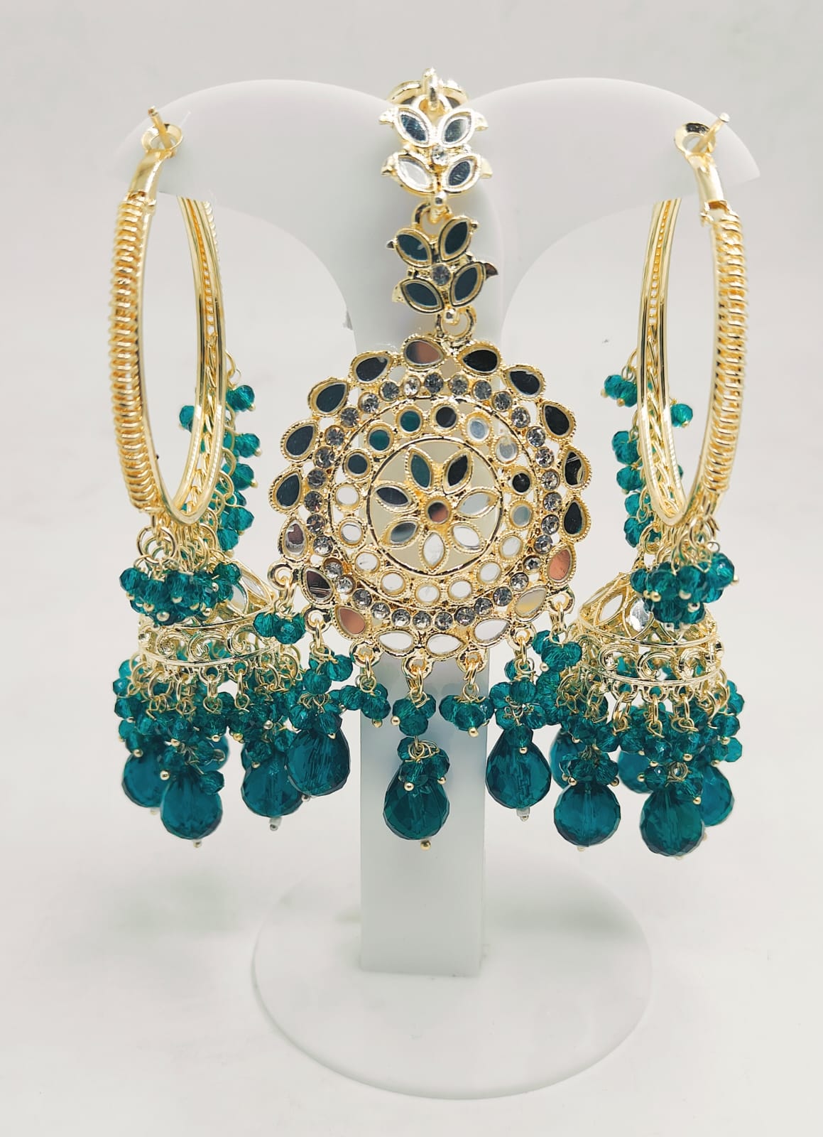 TRENDY WEAR EARRINGS AND MANGTIKKA in Munich