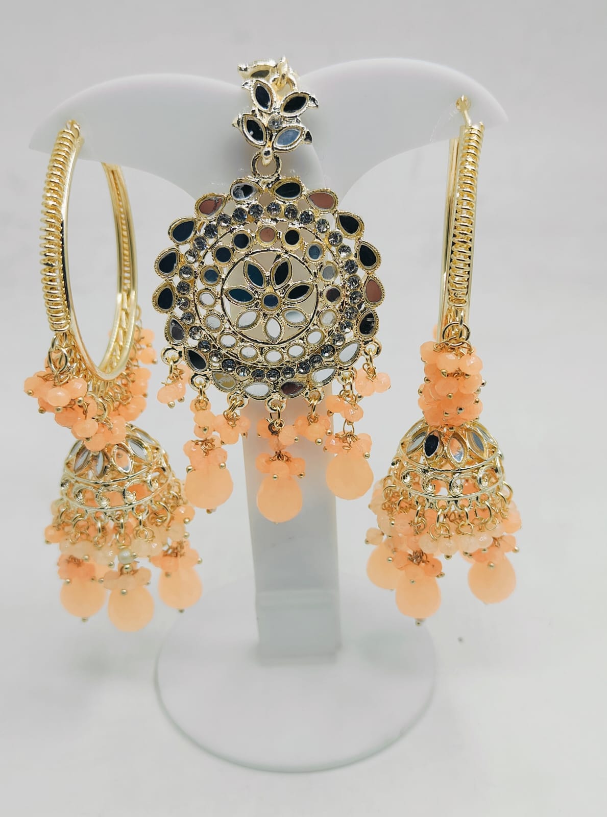 TRENDY WEAR EARRINGS AND MANGTIKKA in Munich