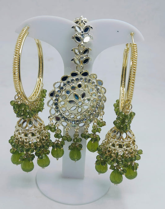 TRENDY WEAR EARRINGS AND MANGTIKKA in Munich