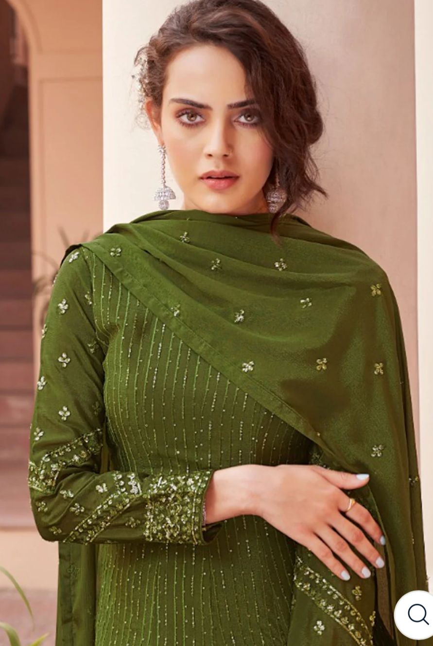Chinnon with heavy Embroidery work Suit in Berlin