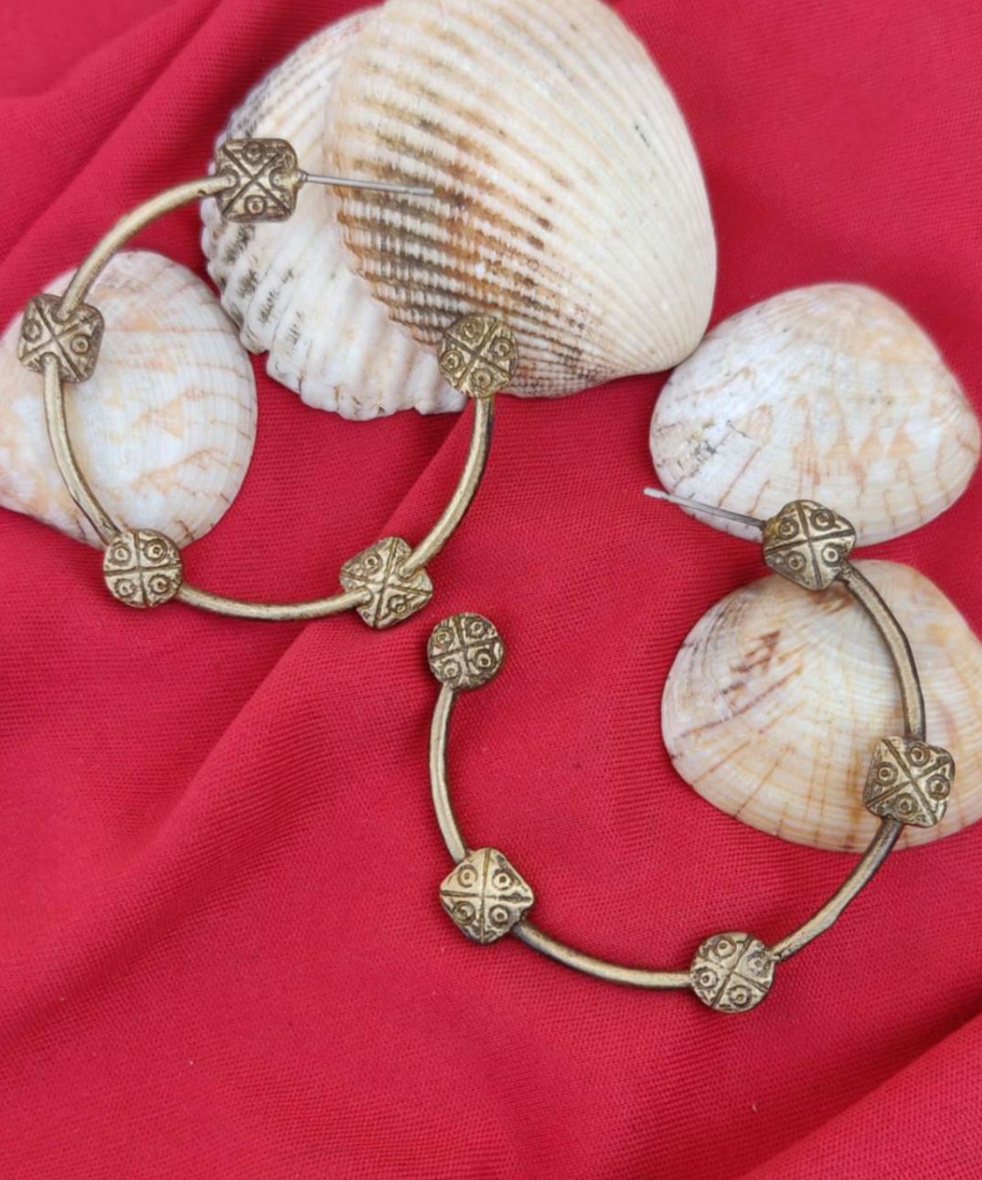 Modern Artistic Brass Handmade Round Shape Black Plating Hoop Earring in Munich