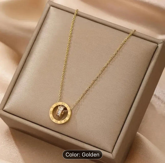 Roman Numeral Interlocking Circles Pendant Necklace in Munich