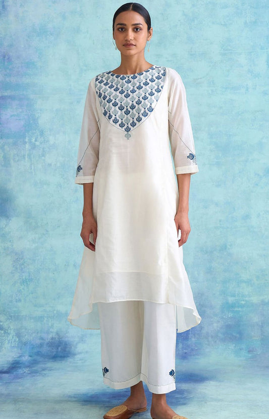 Women Solid Cotton Blend Flared Kurta in Munich