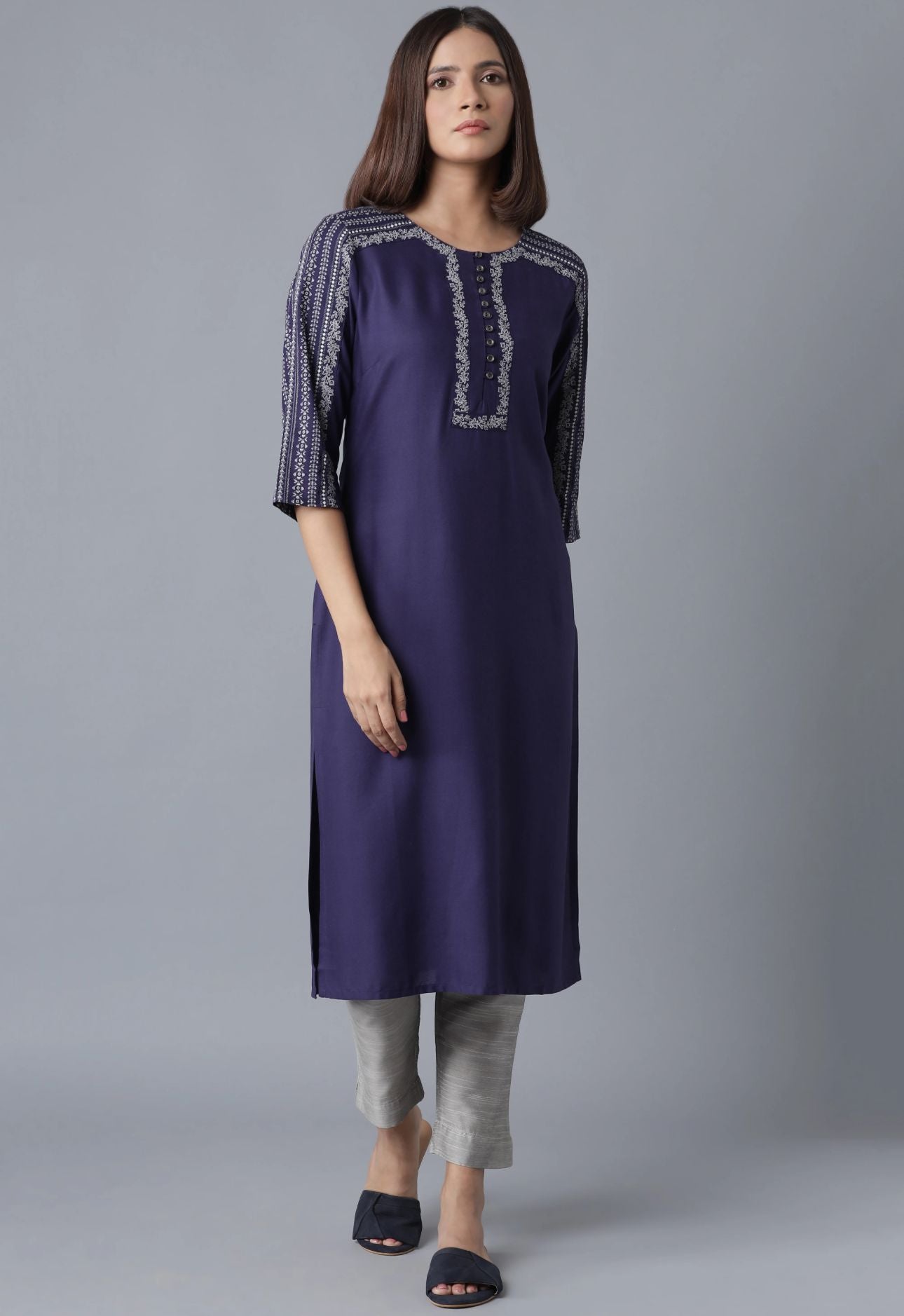 Blue Embroidered Straight kurta in Munich