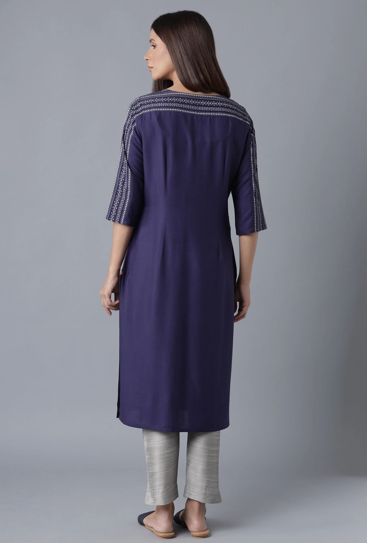 Blue Embroidered Straight kurta in Munich