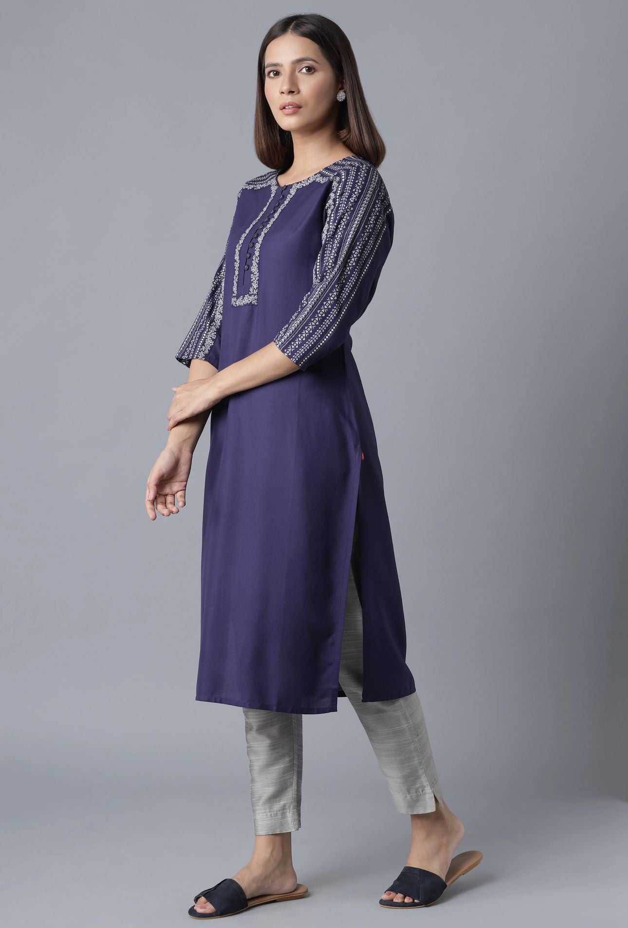 Blue Embroidered Straight kurta in Munich