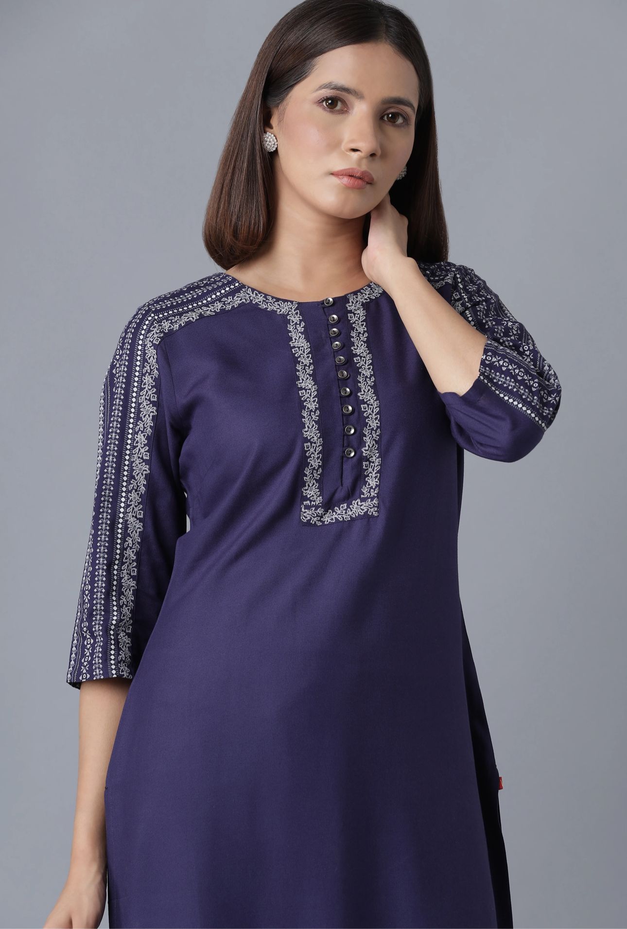 Blue Embroidered Straight kurta in Munich
