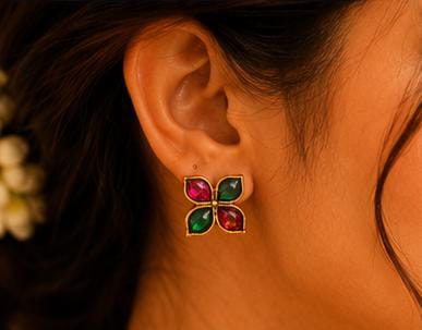 Traditional Festive Elegance: Antique Gold, Emerald, and Ruby Jewelry Styling in Germany