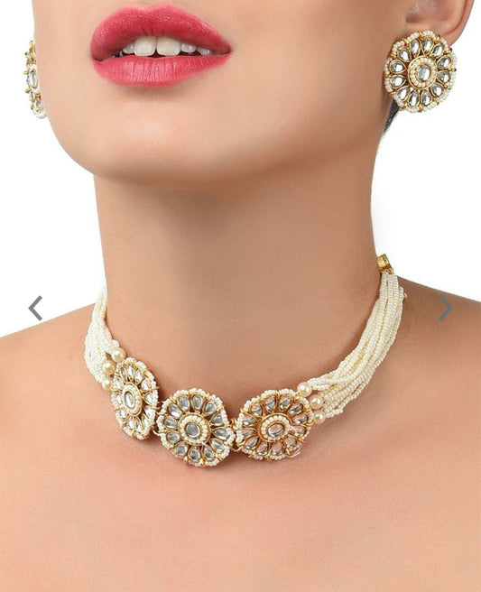 Vergoldetes und mit weißen Kundan- und Perlen besetztes Multistrang-Halsband-Schmuckset