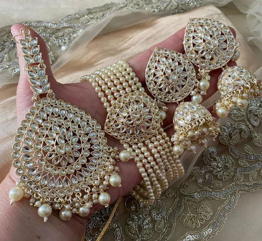 Kundan Necklace With Earrings And Mangtika