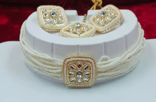 Pearl Choker With Mangtikka