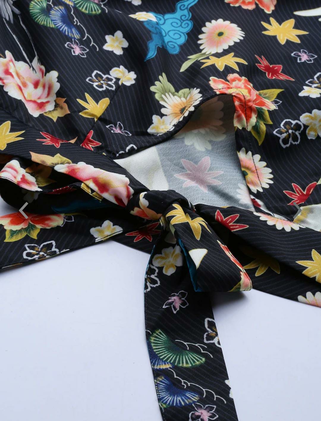 Schwarzes reguläres Oberteil mit Blumenmuster für Damen und Haremshose mit befestigter Dupatta