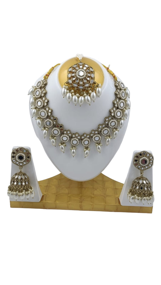 Mirror Necklace with Earring and Mangtika in Hamburg