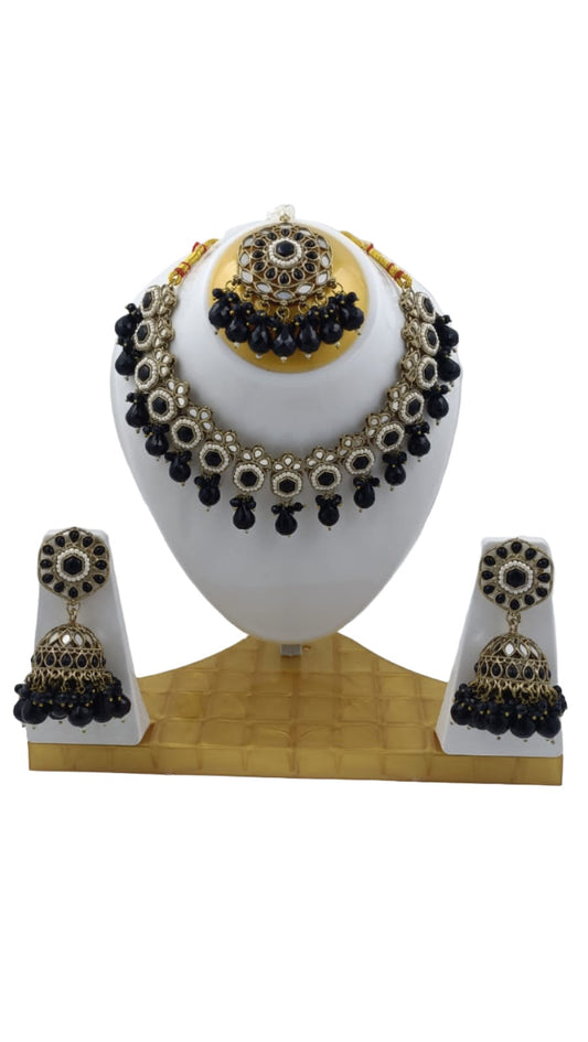 Mirror Necklace with Earring and Mangtika in Hamburg
