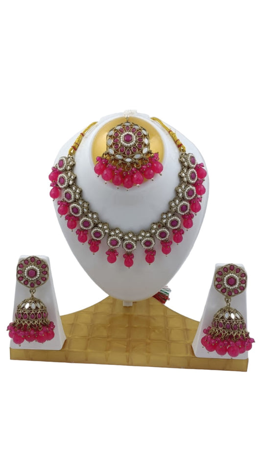 Mirror Necklace with Earring and Mangtika in Hamburg