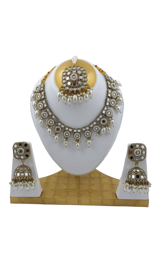 Mirror Necklace With earring and Mangtika in Hamburg