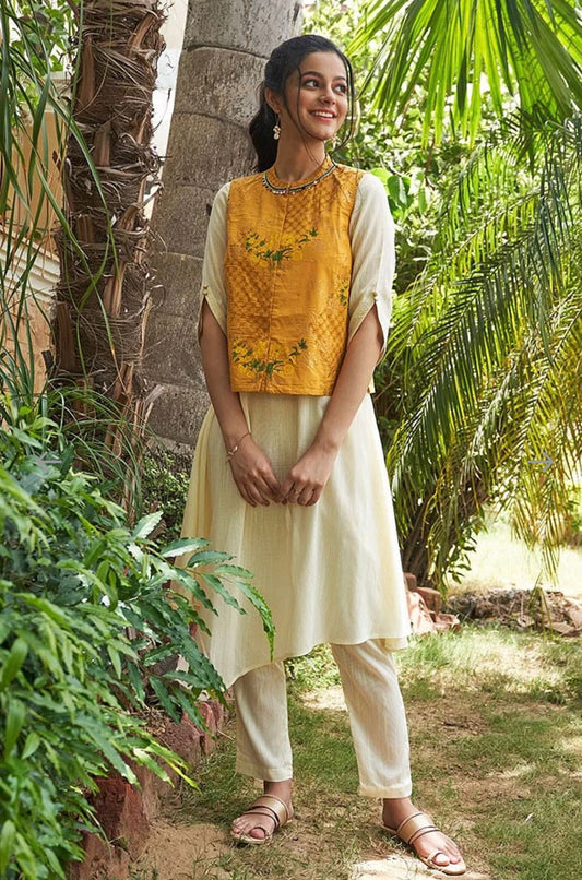 Yellow gillet ivory inner trousers set in Berlin
