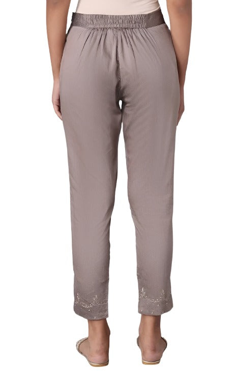 Pink Solid Slim Pants in Germany
