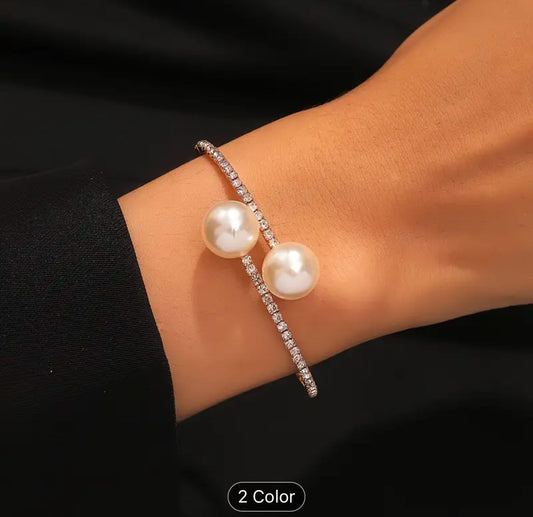 Trendy Rhinestone Gold Plated Pearl Bracelets in Berlin