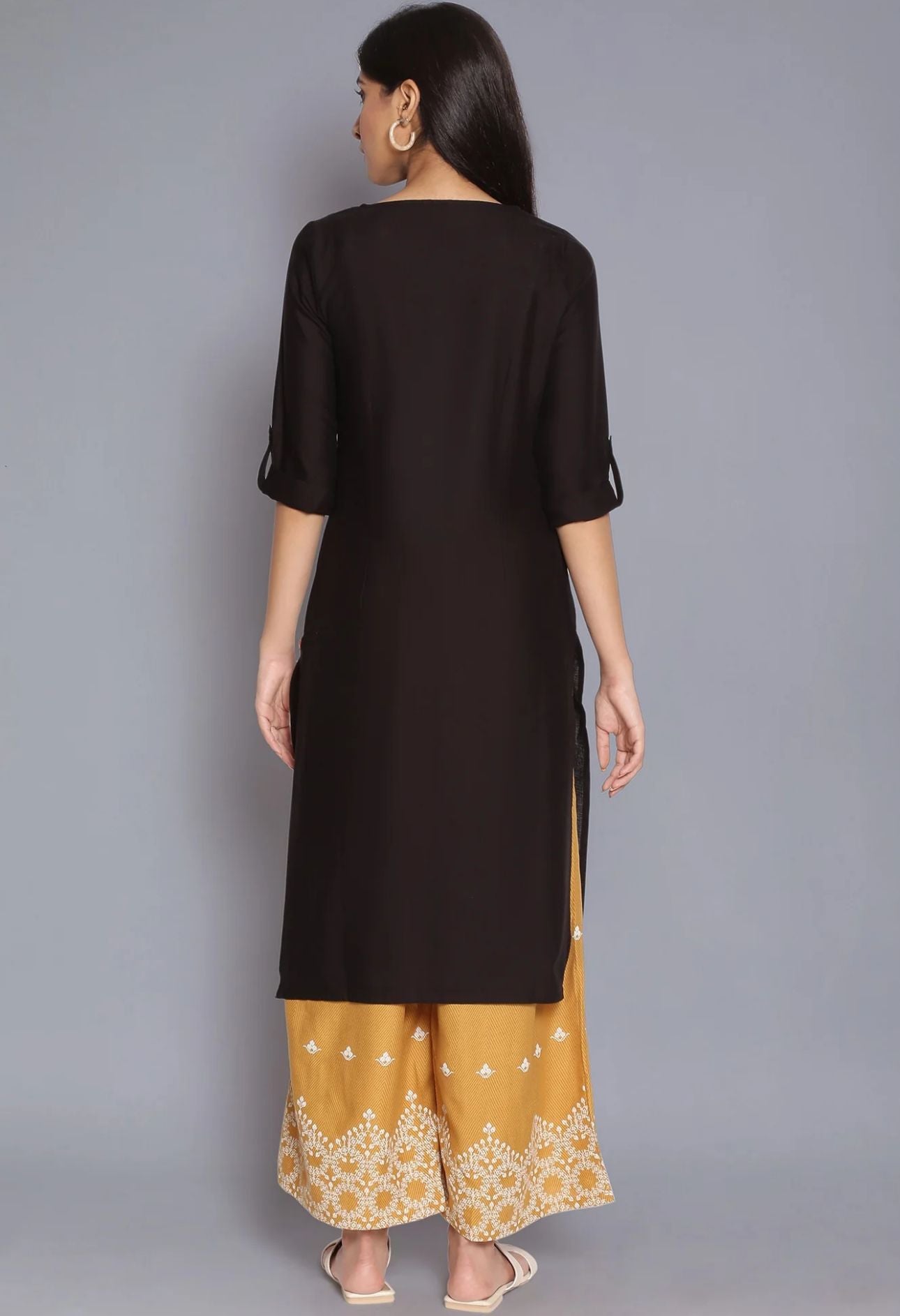 Black Round Neck Solid kurta in Germany