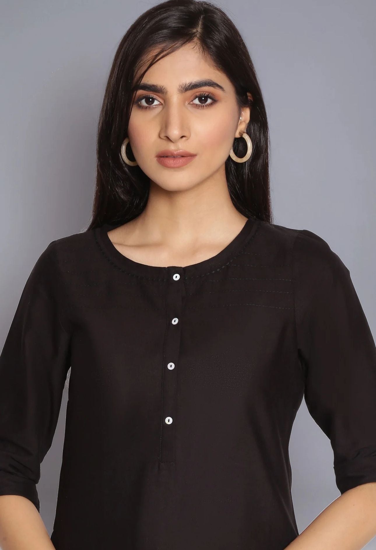 Black Round Neck Solid kurta in Germany