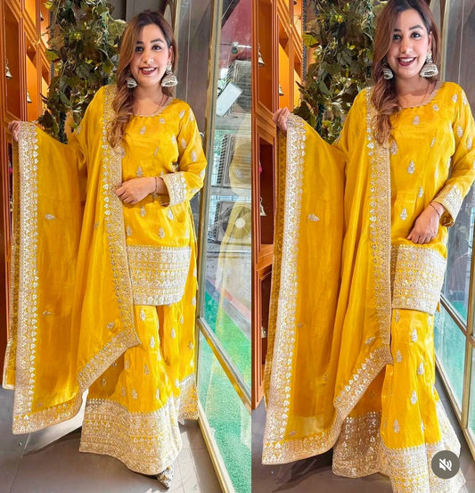 Yellow chinnon Silk Suit in berlin
