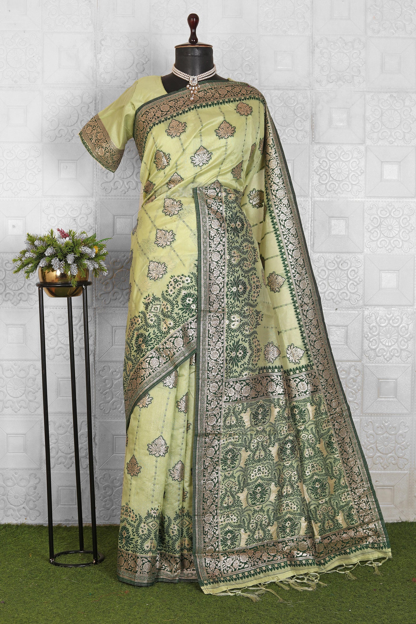 Women Silk Blend Saree in Berlin