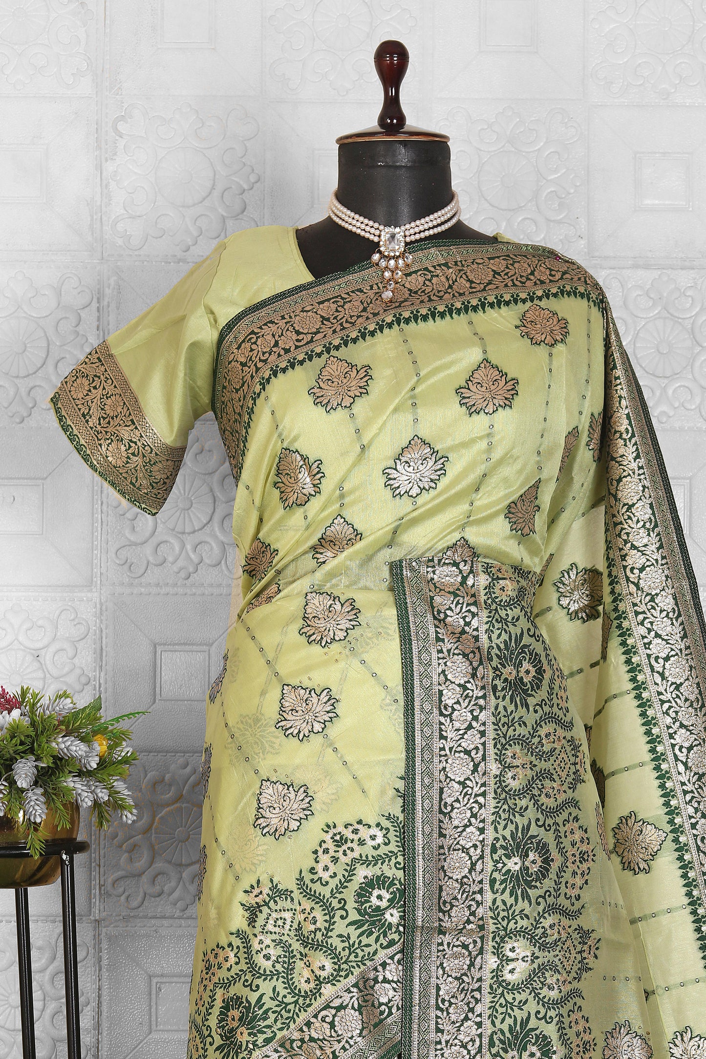 Women Silk Blend Saree in Berlin