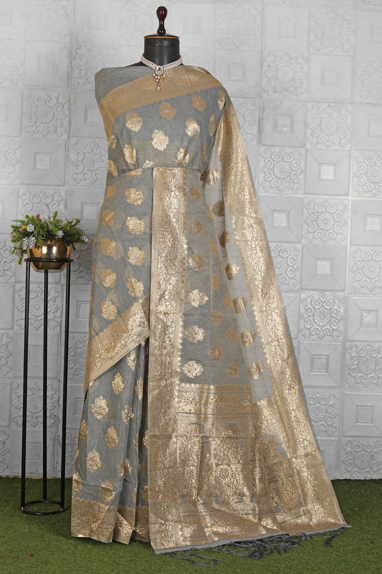 Beautiful Chanderi Silk Saree with stitched blouse in Berlin